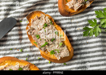 Le pâté de foie de canard salés répartis avec toast et persil Banque D'Images