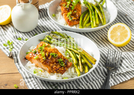 Saumon Teriyaki cuits faits maison avec du riz et des asperges Banque D'Images