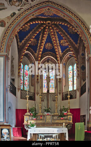 Perugia Ombrie Italie. Église de San Francesco - consacrée 1388 ; vue sur le presbytère avec le maître-autel, crucifix et décoré dome. Banque D'Images