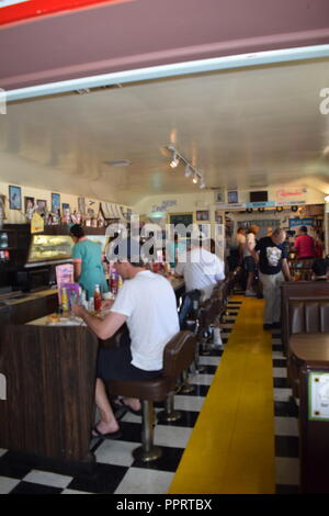 Les personnes mangeant à Peggy poursuit diner, à Yermo California. Ce diner est historique entre Los Angeles et Las Vegas. Banque D'Images