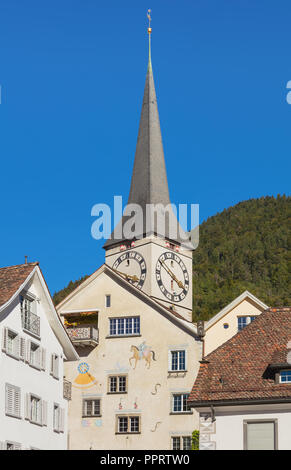 Chur, Suisse - le 27 septembre 2018 : immeubles de la partie historique de la ville de Chur, tour de l'église St Martin (allemand : Martinskirche). E Banque D'Images