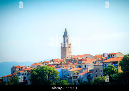 Le soleil se couche sur le village sur une colline de Vrbnik sur l'île croate de Krk, sur la mer Adriatique Banque D'Images