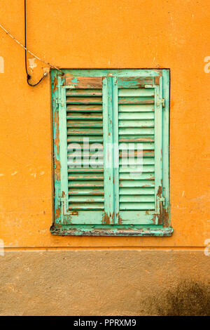 Un volet en bois rustique en vert menthe sur une maison du village de Vrbnik sur l'île croate de Krk, dans la mer Adriatique Banque D'Images