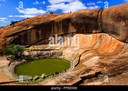 Également connu sous le nom de point d'eau par les trous gnamma autochtones et wave rock formation à Beringbooding Rock Australie Occidentale Banque D'Images