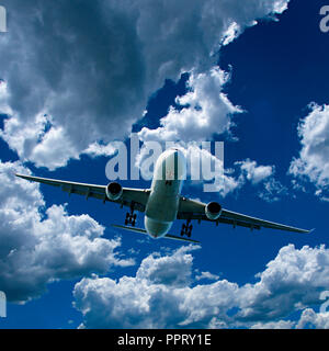 Une œuvre artistique de skyscape avions commerciaux de passagers volant dans un ciel bleu, de couleur blanc brillant avec cumulus. Banque D'Images