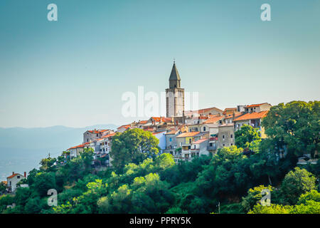 Le soleil se couche sur le village sur une colline de Vrbnik sur l'île croate de Krk, sur la mer Adriatique Banque D'Images