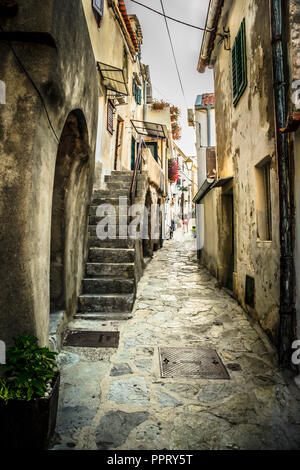 L'arrière étroites et sinueuses, rues, ruelles et escaliers dans le village médiéval de Vrbnik sur l'île croate de Krk, sur la mer Adriatique Banque D'Images