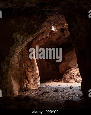 Vue de petit tunnel à big hard rock dans la région de Cerro del Hierro, Seviile Banque D'Images