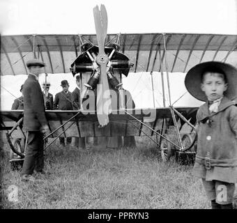 Un groupe d'hommes et de garçons donnent sur un avion qui s'est écrasé à l'extérieur de Londres, ca. 1914. Banque D'Images