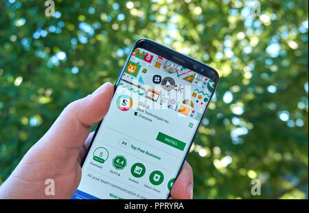 Montréal, Canada - le 28 août 2018 : Slack app android sur Samsung S8 écran dans une main. Banque D'Images
