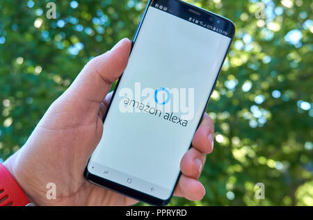 Montréal, Canada - le 28 août 2018 : Amazon app android Alexa sur Samsung S8 écran dans une main. Amazon Alexa est un assistant virtuel développé par Amazon, Banque D'Images