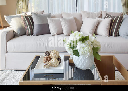 Salon moderne design avec plateau décoratif et vase sur table en bois Banque D'Images