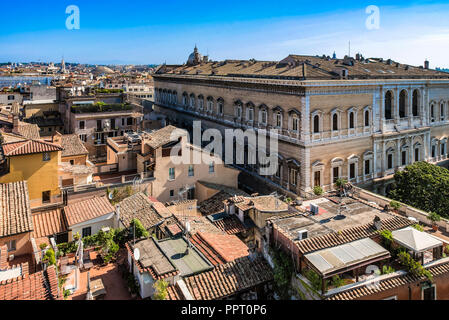 Une vue sur Palais Farnèse du "Altana" de Borromini, sur une terrasse du Palais Falconieri, dans la Via Giulia, Rome. À l'arrière-plan le Panthéon et S. Ivo alla Sapienza (de Borromini) Banque D'Images