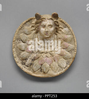 Clipeus avec la tête de Méduse, Sicile, Italie, 300 - 100 avant J.C ; terre cuite avec une couche de calcite, ?, glisser et polychromie Banque D'Images