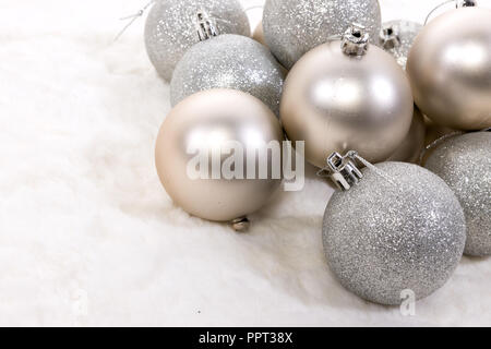 Décoration de Noël ornements sur un fond de fourrure blanche de luxe Banque D'Images