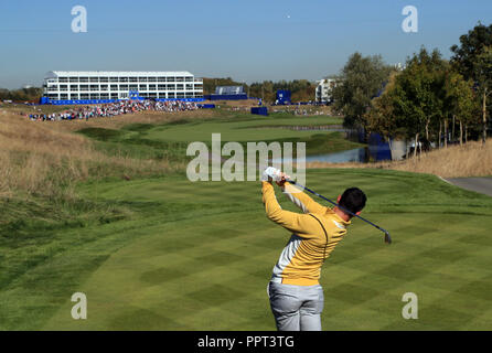 L'équipe joue vers le bas Rory McIlroy le 16ème jour au cours de l'aperçu de quatre de la Ryder Cup au Golf National, Saint-Quentin-en-Yvelines, Paris. Banque D'Images