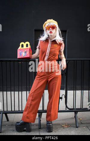 Londres, Royaume-Uni -- 14 septembre 2018 : les gens dans la rue au cours de la London Fashion Week. girl in a Brown dans l'ensemble, un béret jaune et faire clown Banque D'Images