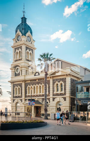 Adelaide, Australie - Octobre 7, 2017 : l'hôtel de ville situé à Glenelg Moseley Square au coucher du soleil. Bâtiment a été conçu par Edmund Wright, architecte et fo Banque D'Images