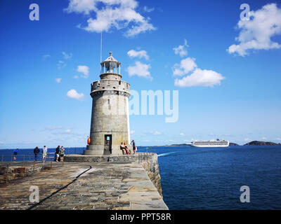 Guernsey, Royaume-Uni : le 25 août 2018 : Le brise-lames du port de St Peter Port et phare de Guernesey. Banque D'Images