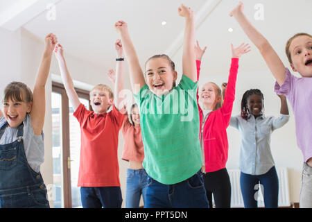 Groupe d'enfants bénéficiant d'ensemble de la classe d'Art Dramatique Banque D'Images