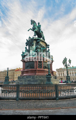 Le monument à l'Empereur Nicolas I sur la place Saint-Isaac à Saint-Pétersbourg, en Russie. Banque D'Images