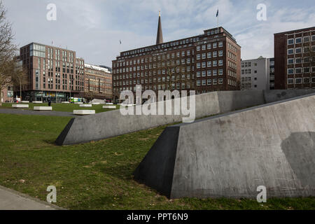 Hambourg, nachempfundene Böschungen Domplatz, vorn und mittelalterlichen Wallanlage, in der Mitte Pressehaus 1938 erbaut von Rudolf Klophaus, de sitz Banque D'Images