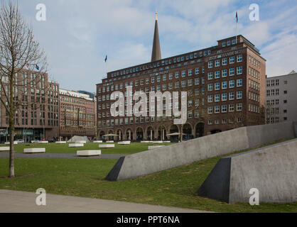 Hambourg, nachempfundene Böschungen Domplatz, vorn und mittelalterlichen Wallanlage, in der Mitte Pressehaus 1938 erbaut von Rudolf Klophaus, de sitz Banque D'Images