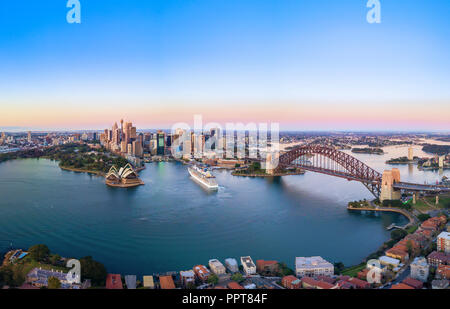 Vue panoramique aérienne de beau lever de soleil à Sydney City Skyline Banque D'Images