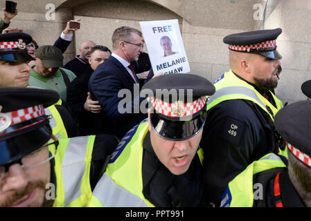 Tommy Robinson AKA Stephen Yaxley Lennon paru dans la cour pénale centrale (Old Bailey), Londres accusé d'outrage au tribunal. Escorte de police Banque D'Images