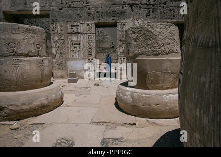 Cour intérieure de colonnes de Médinet Habou, temple de Louxor, Egypte. Banque D'Images