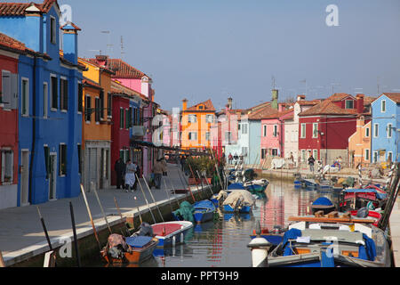 Le Rio della Giudecca, Burano, Venise, Italie : Fondamenta della Giudecca, avec des maisons aux couleurs vives, de passants et de nombreux bateaux amarrés Banque D'Images
