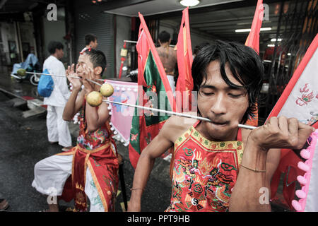 Médiums avec les très fortes pointes piercing à travers les joues et la bouche à Phuket, Thaïlande Festival Végétarien Banque D'Images