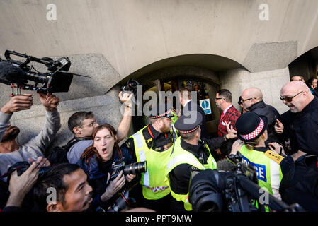 Frénésie médiatique que Tommy Robinson AKA Stephen Yaxley Lennon paru dans la cour pénale centrale (Old Bailey), Londres accusé d'outrage au tribunal. Banque D'Images