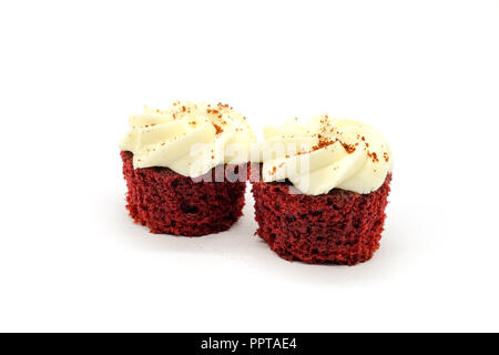 Deux petits gâteaux en velours rouge isolé sur fond blanc. Bonne image pour boulanger ou pâtissier. Banque D'Images