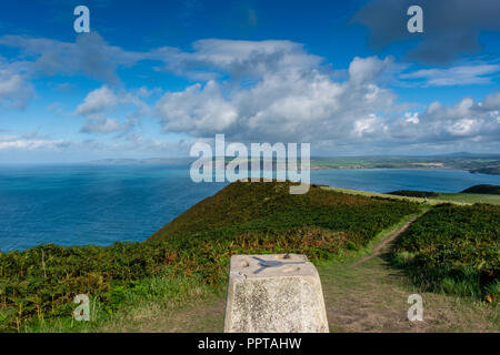 La vue en direction de Newport et la côte de Ceredigion Dinas tête, près de Fishguard, Pembrokeshire, Pays de Galles Banque D'Images