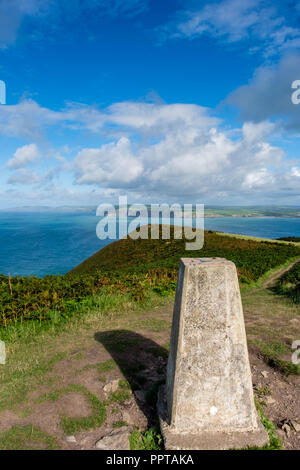 La vue en direction de Newport et la côte de Ceredigion Dinas tête, près de Fishguard, Pembrokeshire, Pays de Galles Banque D'Images