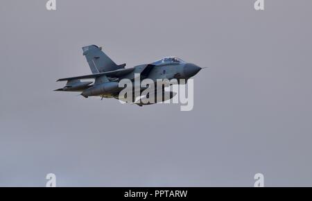 RAF Panavia Tornado Gr4 d'effectuer un défilé aérien à grande vitesse à la bataille d'Angleterre à l'Airshow Duxford IWM le 23 septembre 2018 Banque D'Images