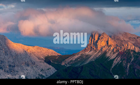 La lumière du soleil à l'aube sur le denti di Terra Rossa peaks et Alpe di pneumatiques mountain. Le Parc Naturel Sciliar-Catinaccio. Alpes italiennes. L'Europe. Banque D'Images