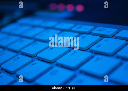 Libre d'un clavier d'ordinateur en bleu clair avec 4 LED à l'arrière-plan Banque D'Images