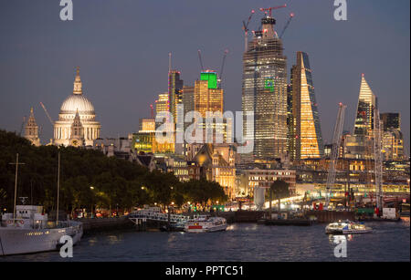 Vue générale de la skyline de Londres au coucher du soleil, montrant la Cathédrale St Paul, Tower 42, 22 Bishopsgate et le Leadenhall Building (aussi connu sous le nom de Cheesegrater). Banque D'Images