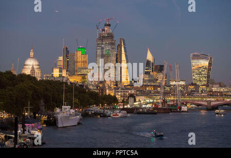 Vue générale de la skyline de Londres au coucher du soleil, montrant la Cathédrale St Paul, Tower 42, 22 Bishopsgate, le Leadenhall Building (aussi connu sous le nom de Cheesegrater) et 20 Fenchurch Street (également connu comme l'talkie walkie). Banque D'Images