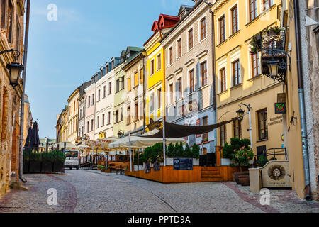 Lublin, Pologne, 01 Septembre 2018 : concessions historiques et restaurants en plein air dans la vieille ville de Lublin, Pologne. Banque D'Images