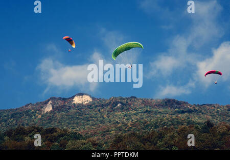 Parapente sur le lac d'Annecy, France Banque D'Images