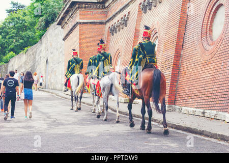 BUDAPEST, HONGRIE - le 27 juin 2018 : Hussards à cheval près de Château de Buda. Cavalerie hussard en uniforme de fête traditionnel de la gamme Banque D'Images