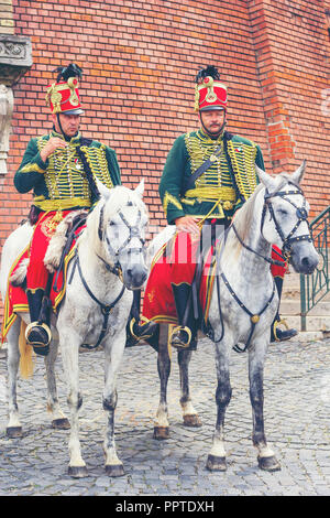 BUDAPEST, HONGRIE - le 27 juin 2018 : Hussards à cheval près de Château de Buda. Cavalerie hussard en uniforme de fête traditionnel de la gamme Banque D'Images