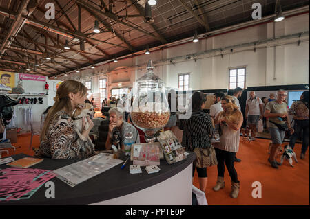 Florence, Italie - 2018, 22 septembre : Les gens se promener avec leurs chiens pour les stands, à "suivre" Votre animal Expo 2018. Banque D'Images