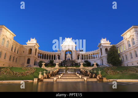 Palais Longchamp à Marseille dans la soirée . Banque D'Images