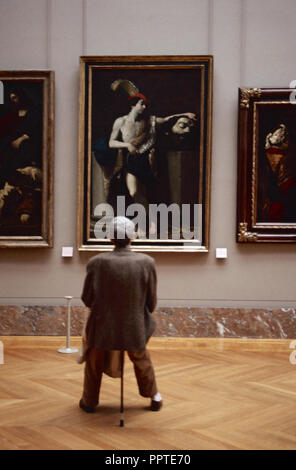 Amateur d'art assis sur un monopod chaise,Musée du Louvre, Paris Banque D'Images