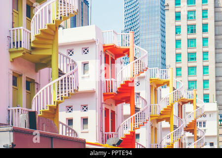 Escaliers en spirale colorée à l'arrière du magasin chinois traditionnel dans les maisons du Village Bugis, Singapour. Paysage urbain et urbain coloré concept Banque D'Images