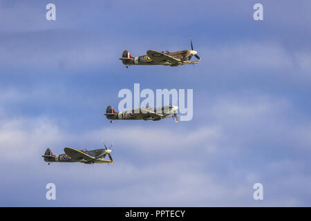 Trois Spitfire dans un passage à basse altitude au cours de la Battle of Britain Memorial air show Banque D'Images